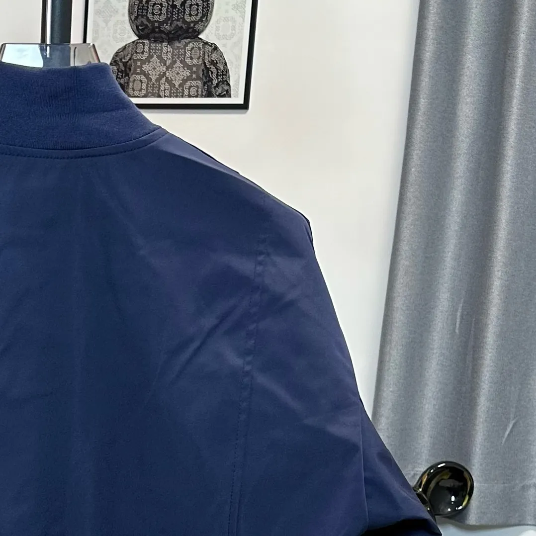 P320 Ralh Lauren men's old money style veteran stand collar workwear Harrington jacket. Ralh Lauren has gone crazy this year. The upper body of major Internet celebrities. The fabric has a double-layer shin feel and is full of weight! It's not as heavy as a regular jacket, and the ordinary cotton material feels really different. This one is super comfortable, soft and stylish, and has a green plaid interior that has a retro movie fashion feel! The fit is loose but not baggy. The size is just right and not too picky. The dropped shoulder design modifies the shoulder shape without making it look bulky. This silhouette is a style that will never go out of style after being worn for a long time. The upper body is also very durable and recognizable. The loose and reasonable fit can be worn by both men and women, making it easy to create a clean and refreshing youthful look. The embroidery on the chest is all German Oman embroidery fiber with original data. The embroidery process is very particular. It uses Japanese Tajima machines to ensure the embroidery is exquisite and three-dimensional. That is what I said is different from the ones on the market. Regarding the workmanship, the version is a loose version and can be used by boys and girls!! Color: black, navy, size: S-XL